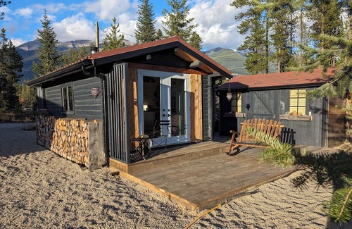 Tete Jaune Cache Cabina | Rustic Mountain Getaway, cozy, couples, mountain views, Mount Robson and Jasper.