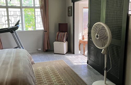 Constant Spring Cama Y Desayuno | Charming B&B with AC, treadmill, WiFi in Soothing Stony Hill close to Manor Pk.