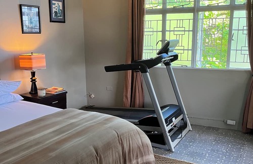 Constant Spring Cama Y Desayuno | Charming B&B with AC, treadmill, WiFi in Soothing Stony Hill close to Manor Pk.