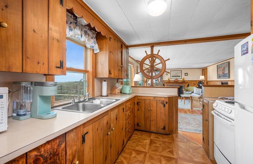 Sagamore Beach Cabaña | Dog-friendly oceanfront 3-Bedroom Cottage with AC and Stunning Views