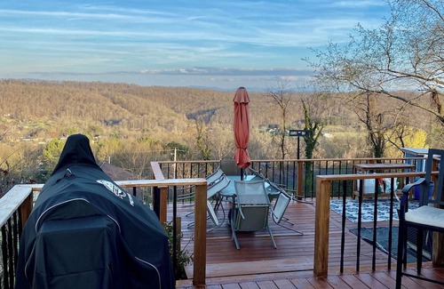 Kingsport Casa | Skyview on Skyland Drive - 2-bedroom house with WiFi, AC in pleasant Kingsport