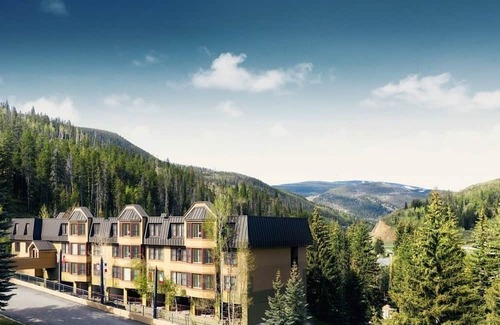 Highland Meadows Condominio | 2-bedroom condo in lovely Vail with fitness room,Handball. Indoor Pool and Sauna