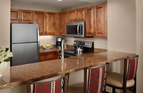 Highland Meadows Condominio | 2-bedroom condo in lovely Vail with fitness room,Handball. Indoor Pool and Sauna