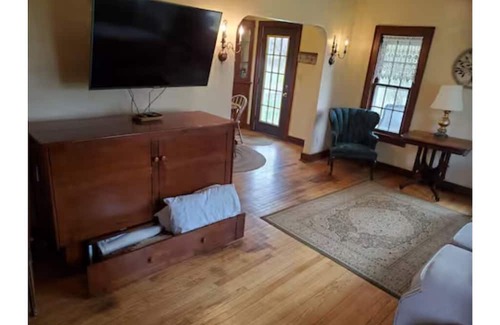 Arena Cabaña | Sugarland Farmhouse - Charming 2-bedroom on 10 acre farm + class 2 trout stream
