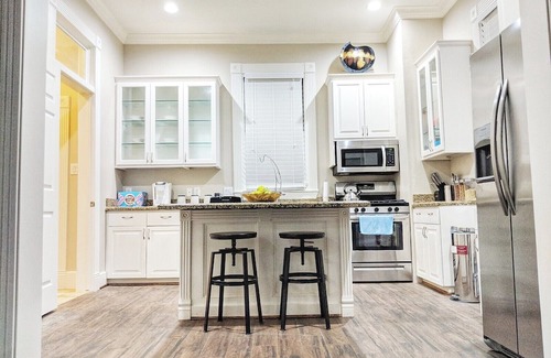 Washington Ave./ Memorial Park Cabaña | Charming 2-bedroom cottage with WiFi, AC in amazing Houston