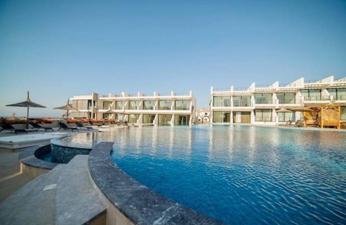 Bahceli Apartamento | Beautiful studio: Relaxation by the pool under palm trees