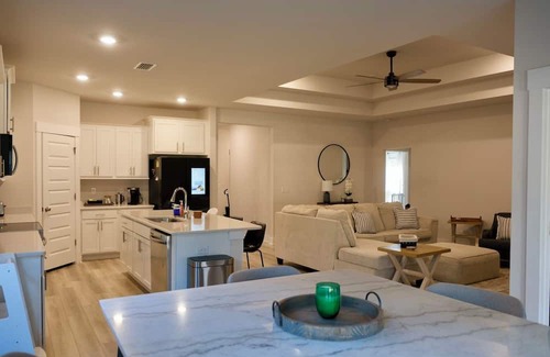 Florida Panhandle Casa | Spacious 4-bedroom house with WiFi, AC in phenomenal Cantonment