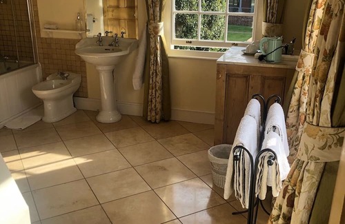 Abingdon Cama Y Desayuno | Double ensuite wood panelled room in historic town centre house