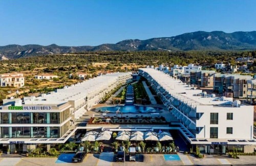Bahceli Apartamento | Modern studio: Relaxation with pool & sea view