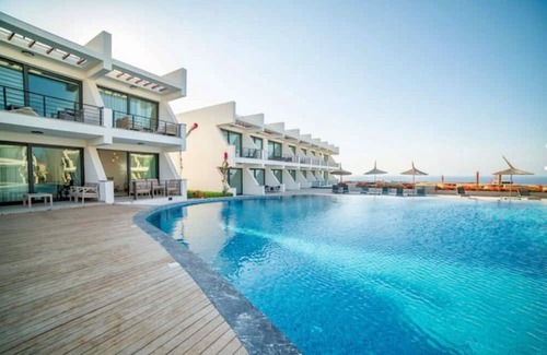 Bahceli Apartamento | Modern studio: Relaxation with pool & sea view