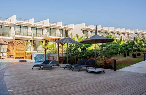 Bahceli Apartamento | Modern studio: Relaxation with pool & sea view