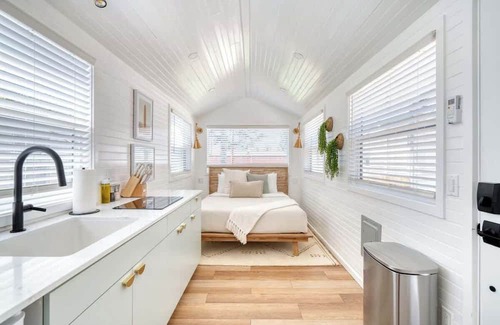 Overlook Apartamento | Teal & Terrazzo: Bright Portland Tiny Home