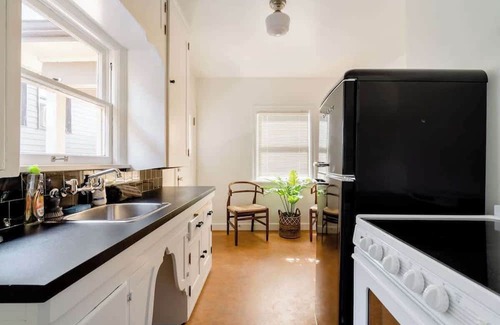 Hosford-Abernethy Casa | 1892 Bohemian Dream Studio in Ladd's Addition