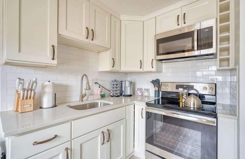 Richmond Casa | Mt Tabor Retreat ~ Local Eateries ~ Shops ~ Bars