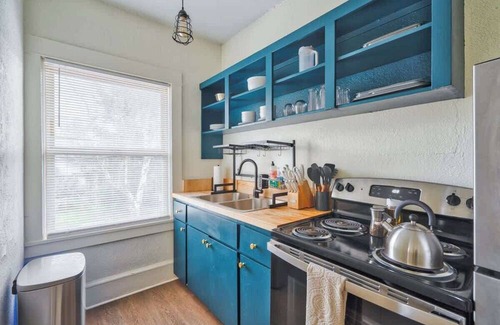Richmond Casa | Mt Tabor Retreat ~ Local Eateries ~ Shops ~ Bars