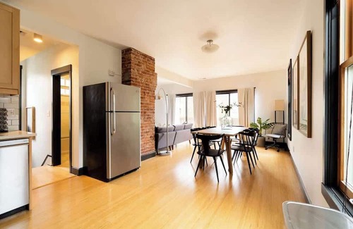 Uptown Apartamento | Scandinavian Loft ~ Local Espresso & Boutiques