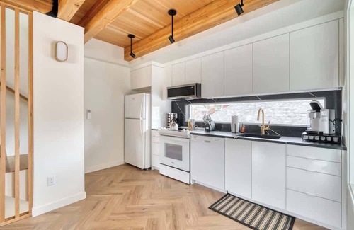 Alberta Arts District Casa | AlbertaArts Happy Place Townhome - 91 WalkScore