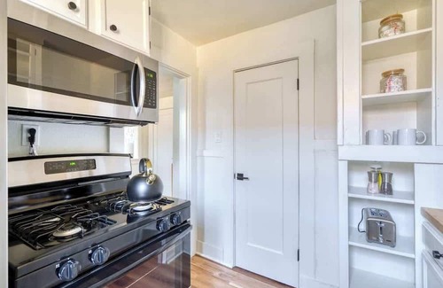 Buckman Neighborhood Apartamento | La Casa Burnside ~ Local Eateries ~ Shops ~ Bars