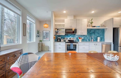 Hosford-Abernethy Casa | Vintage Cozy Penthouse at Crossroads ~94 WalkScore