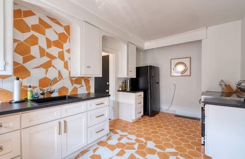 Hosford-Abernethy Apartamento | Warhol Suite ~ Cozy Apartment ~ 92 WalkScore