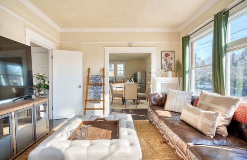 Kerns Casa | Dream Two-Bedroom in Laurelhurst ~ 97 WalkScore