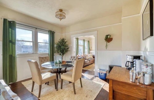 Kerns Casa | Dream Two-Bedroom in Laurelhurst ~ 97 WalkScore