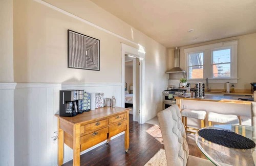 Kerns Casa | Dream Two-Bedroom in Laurelhurst ~ 97 WalkScore