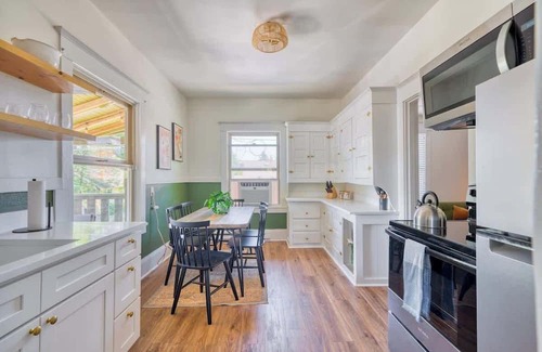 Richmond Casa | Mt Tabor Retreat ~ Local Eateries ~ Shops ~ Bars
