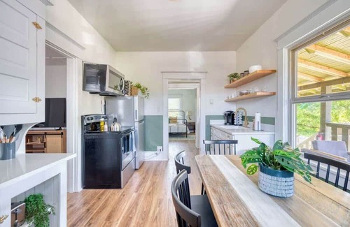 Richmond Casa | Mt Tabor Retreat ~ Local Eateries ~ Shops ~ Bars