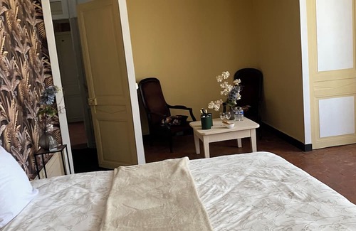 Saint-Cyr-en-Pail Otro | Chateau for animal groups welcome