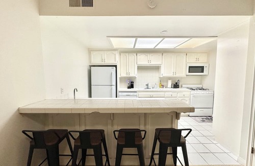 Fountain Valley Condominio | Resort Style Home near Beaches & Disneyland