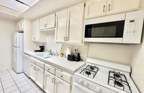 Fountain Valley Condominio | Resort Style Home near Beaches & Disneyland