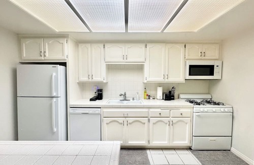 Fountain Valley Condominio | Resort Style Home near Beaches & Disneyland