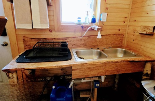 Town of Amboy Cabina | Spring Is In The Air | Cozy off-grid cabin