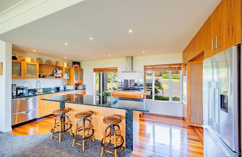 Clarks Beach Casa | Black Swan Retreat: Lifestyle Charm on a Budget