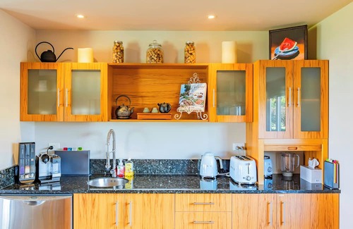Clarks Beach Casa | Black Swan Retreat: Lifestyle Charm on a Budget