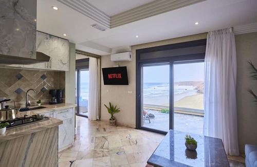 Southern Atlantic Coast Apartamento | Wake to Waves: Stylish 1-Bedroom by the Shore