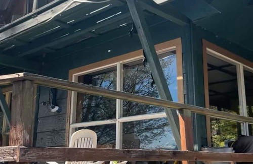 Lakelse Cabina | Cozy Semi-Off Grid waterfront Cottage with spacious property - Pet Friendly