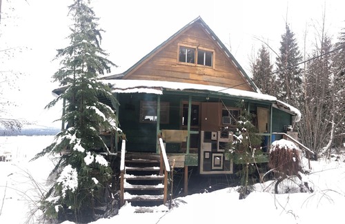 Lakelse Cabina | Cozy Semi-Off Grid waterfront Cottage with spacious property - Pet Friendly