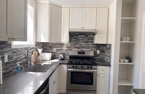 Burlingame Casa | 3-bedroom 2-bathroom Spanish Bungalow house in Burlingame with WiFi and AC.