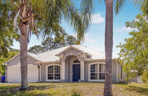Vero Lake Estates Casa | Modern 4BR Home Open Concept, Private Gym, Near Beaches