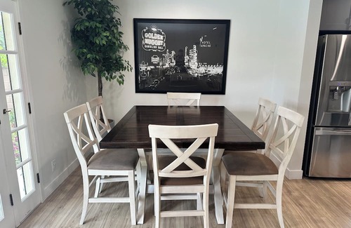 Northridge Casa | Spacious 5-bedroom house in enchanting Northridge with WiFi, AC
