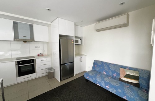 Carlton South Apartamento | Large City Apartment for 6 Guests | Melbourne CBD | Free Wi-Fi & On Site Parking
