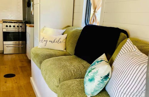 Titusville Casa | Tiny Home School Bus with 1 bedroom and WiFi, AC in charming Titusville