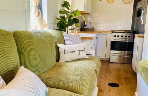 Titusville Casa | Tiny Home School Bus with 1 bedroom and WiFi, AC in charming Titusville