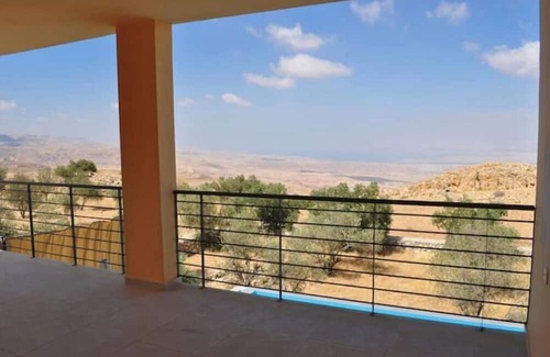 Al-Maghtas Casa | ★ Spacious Retreat ★ Stunning Views, Pool, Art