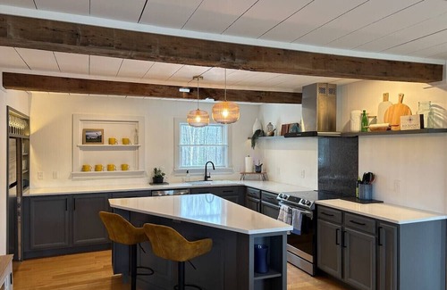 Belfast Casa | Timber Tide Retreat Just 15 Minutes to Belfast
