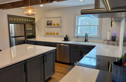 Belfast Casa | Timber Tide Retreat Just 15 Minutes to Belfast