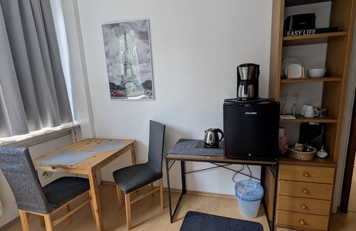 Pforzheim Apartamento | 1.5 family room shower room, 2 beds, breakfast corner, workstation, central