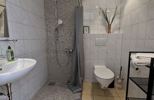 Pforzheim Apartamento | 1.5 family room shower room, 2 beds, breakfast corner, workstation, central